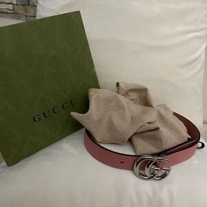 Brand new, BARELY EVER WORN GUCCI BELT